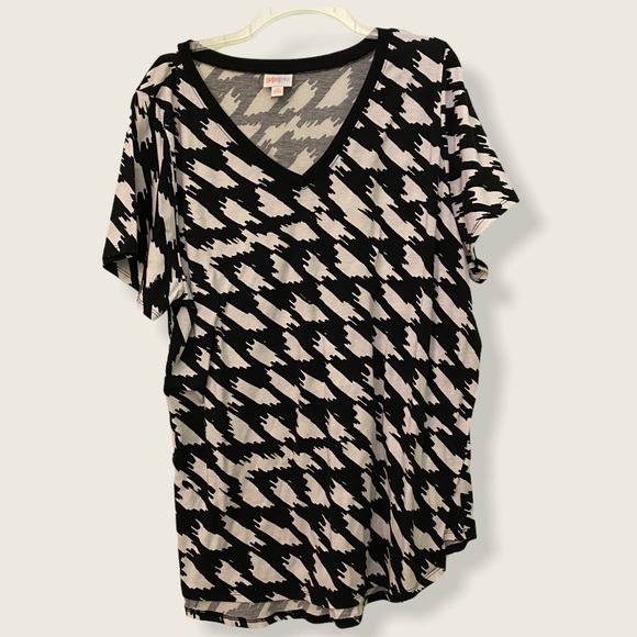 Lularoe Pattern Tee - Picture 1 of 3